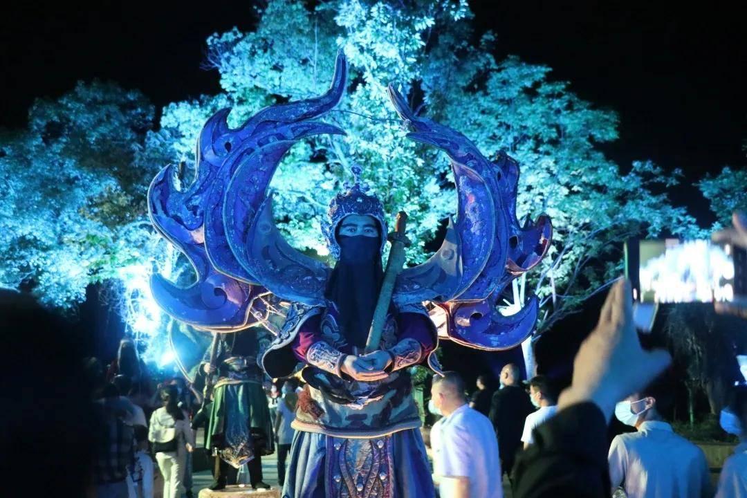 为了救人，他徒手破窗！